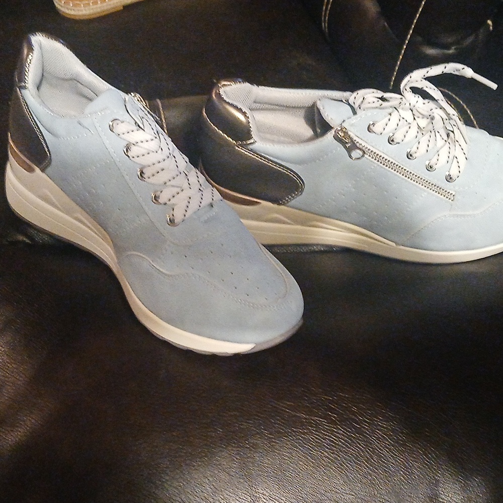 Tennis shoes